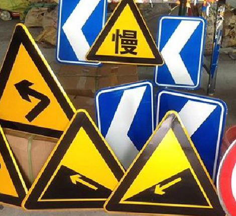 金堂标识标牌中颜色的确定是很重要的。